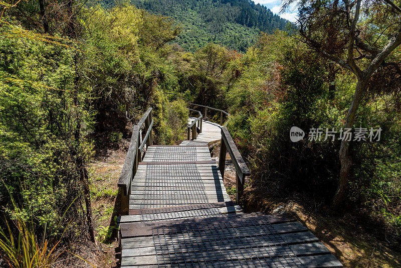 新西兰陶波隐谷的Orakei Korako地热公园和洞穴木板路